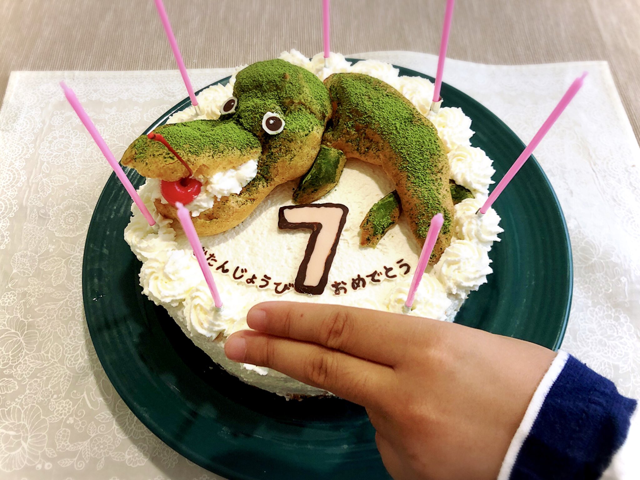 天野奈美 娘のバースデーケーキのデコリクエストを聞いてみたところ 今年は ダイナ荘びより のティラノサウルスとワニ先輩だそうです 母はアラモサウルスが好き って絵文字打ったら イヤこれブラキオサウルスだよ って娘に怒られた