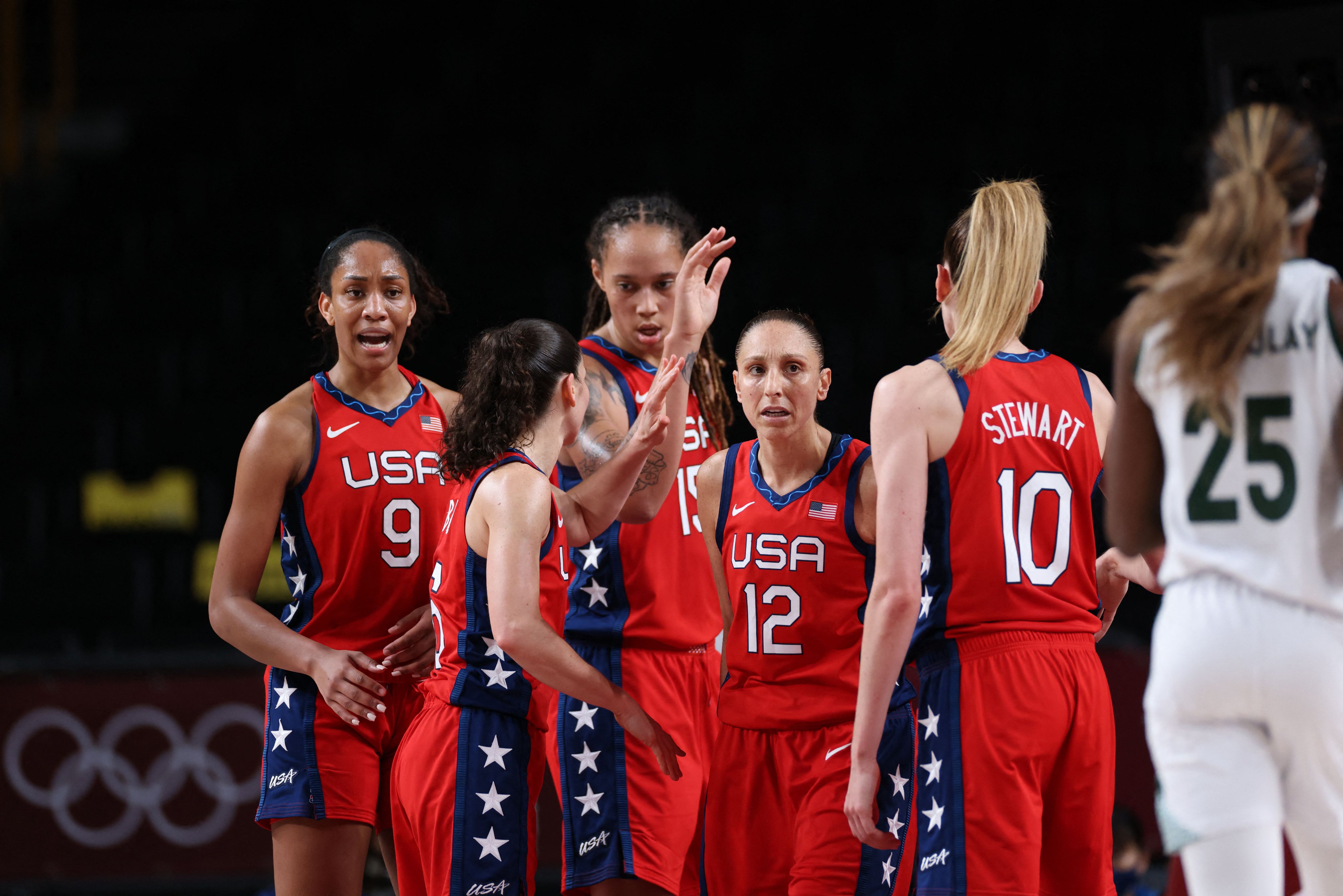 Bleacher Report The Usa Women S Basketball Team Picks Up Their First W Usa Takes Down Nigeria 81 72 A Ja Wilson Olympic Debut 19 Pts 13 Reb T Co Crwnegazhn Twitter