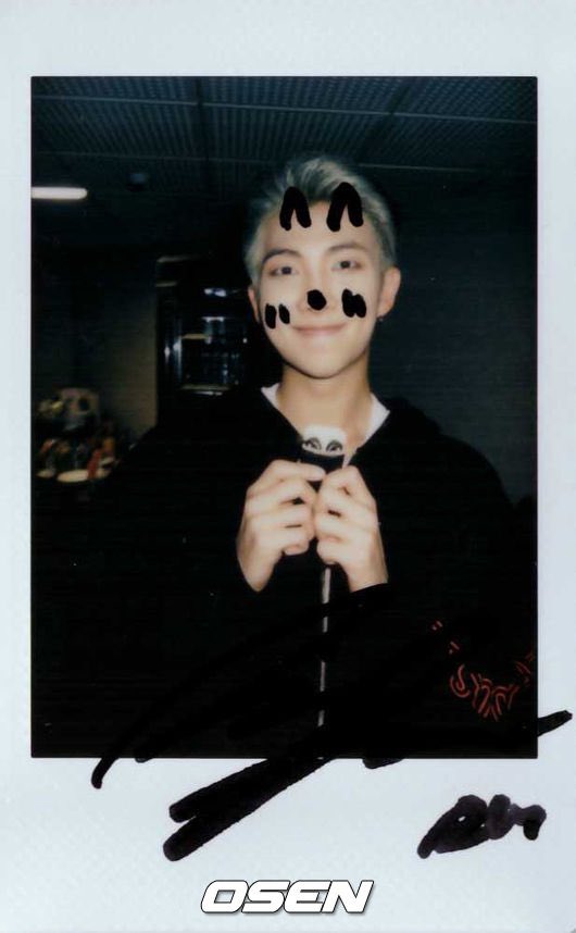 `Günaydın.. 
Bugün hastane işleri yüzünden buraya pek fazla giremem bu yüzden size musmutlu bir gün geçirmenizi diliyorum. Gününüz Namjoon'un gülüşü kadar güzel geçsin<3