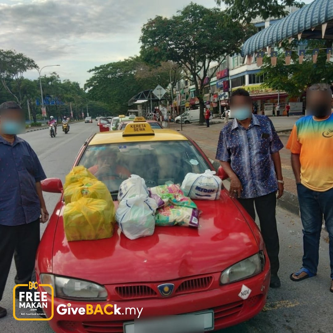 FreeMakan's tweet photo. These drivers have lost 80% of their income and were increasingly worried about feeding their families.

With funds generously donated by the Creador Foundation, we prepared 41 grocery packs for the taxi drivers. They were so grateful for this relief in the form of food aid 💖💫 https://t.co/RnX4jhcEJy