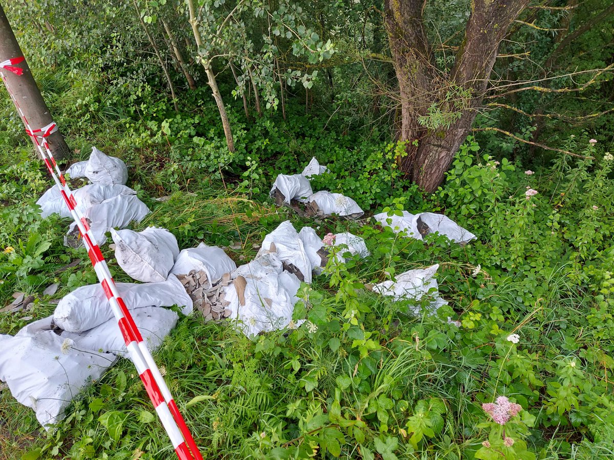 politiezoneMIRA's tweet photo. Deze morgen werd een sluikstort aangetroffen langs de Sluislaan te Moen. Bij nazicht lijkt het om asbest te gaan. Met nodige voorzorg ruimt de brandweer van de #HVZ #FLUVIA de zaak op. #PZ #MIRA doet vaststellingen en voert het onderzoek. https://t.co/xraQEqDRtm