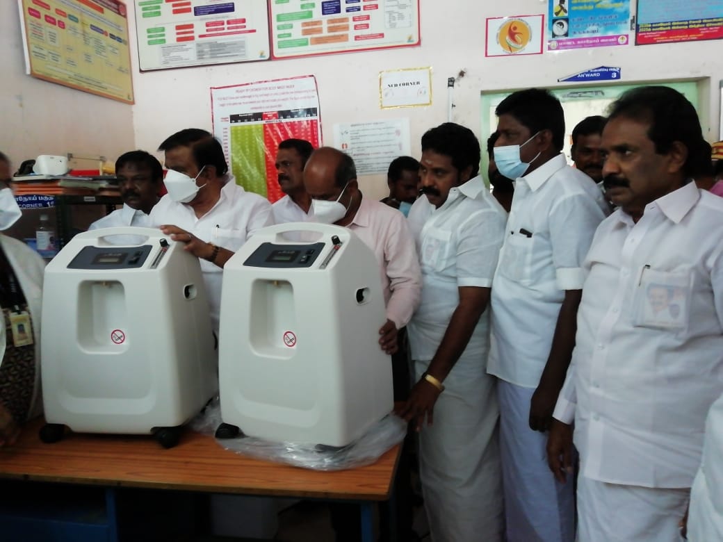 DMKThiruchy's tweet photo. மாண்புமிகு தமிழ்நாடு முதலமைச்சரின் அறிவுறுத்தலின்படி மாண்புமிகு நகர்புற வளர்ச்சிதுறை அமைச்சர் திரு.@KN_NEHRU அவர்கள், ஸ்ரீரங்கம் சட்டமன்ற உறுப்பினர் திரு.@MPalaniyandiMLA அவர்களின் ஏற்பாட்டில் சோமரசம்பேட்டை அரசு ஆரம்ப சுகாதார நிலையத்திற்க்கு ஆக்சிஜென் செறிவூட்டிகளை வழங்கினார்.1/2 https://t.co/fXc7okcrKK