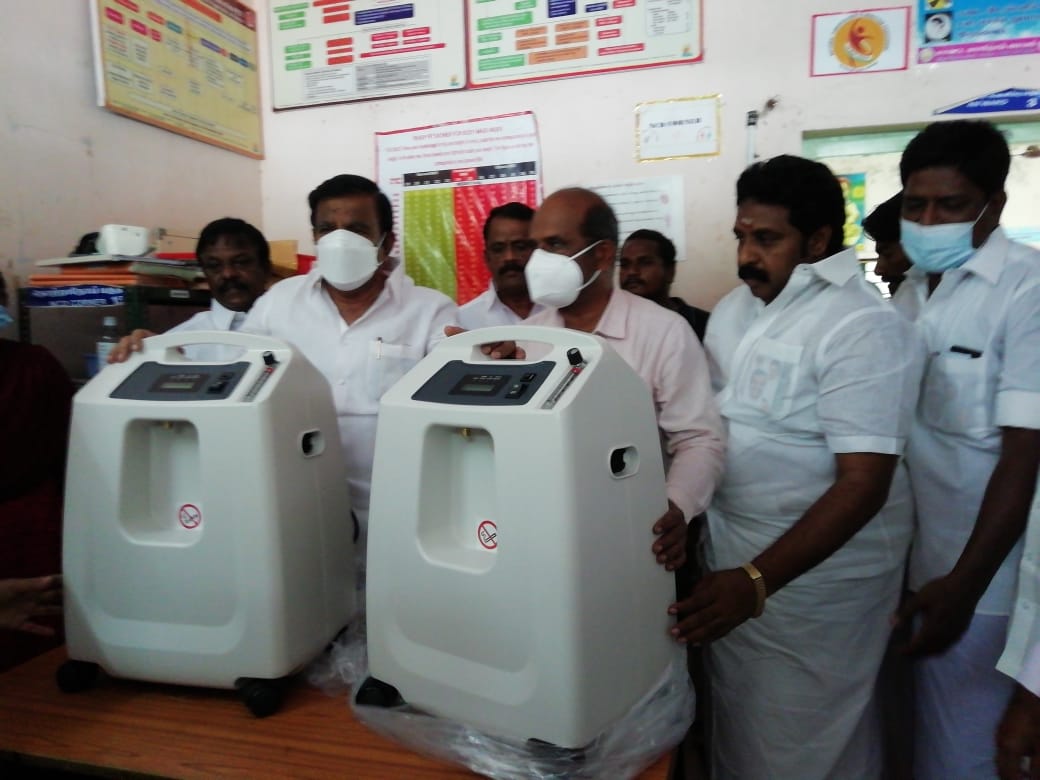 DMKThiruchy's tweet photo. மாண்புமிகு தமிழ்நாடு முதலமைச்சரின் அறிவுறுத்தலின்படி மாண்புமிகு நகர்புற வளர்ச்சிதுறை அமைச்சர் திரு.@KN_NEHRU அவர்கள், ஸ்ரீரங்கம் சட்டமன்ற உறுப்பினர் திரு.@MPalaniyandiMLA அவர்களின் ஏற்பாட்டில் சோமரசம்பேட்டை அரசு ஆரம்ப சுகாதார நிலையத்திற்க்கு ஆக்சிஜென் செறிவூட்டிகளை வழங்கினார்.1/2 https://t.co/fXc7okcrKK