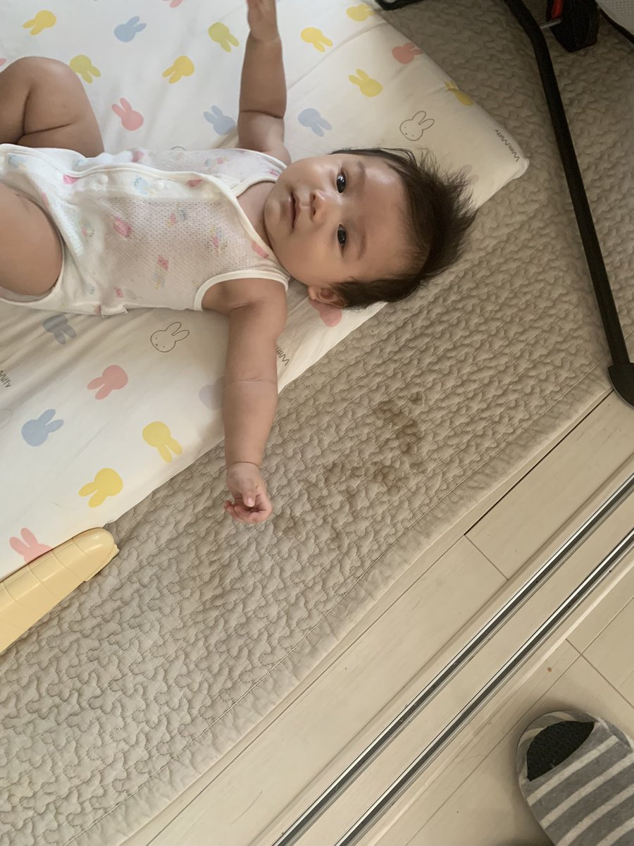 xshinsx's tweet photo. 「パパ」とも「ママ」とも読めそうな、ヨダレアート（跡）を披露する我が子😚

皆さんはどちらに読めました？笑 https://t.co/OBPJ7FPRpd