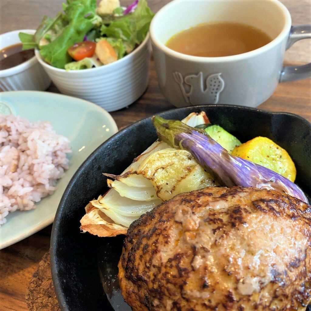 utsuno38tsushin's tweet photo. .
今日はちょっと贅沢ランチ！
.
『Cafe&amp;Dining Rimorimo』の
.
肉汁たっぷりジューシーな
.
『ハンバーグプレート』
.
大きなハンバーグで大満足！笑
.
#rimorimo
#リモリモ
#ハンバーグプレート
#宇都宮ランチ
#宇都宮市 #ミヤ子 https://t.co/kS06S4vZLf https://t.co/bZTDN0qUTy