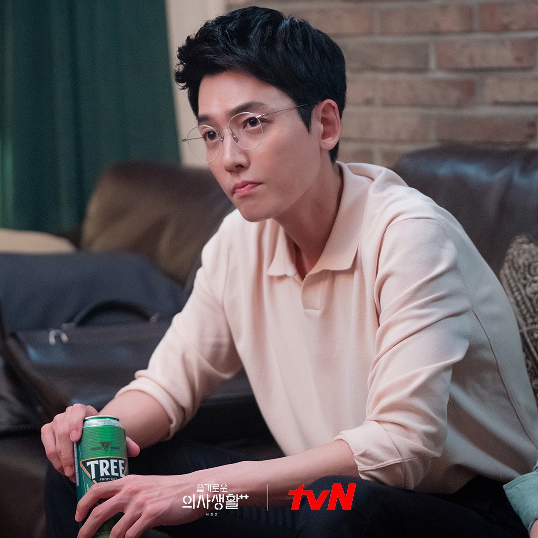 CJnDrama's tweet photo. 흑역사 배틀 중😂
그저 귀여운 99즈의 그땐 그랬지😂😂

7/29 [목] 밤 9시 <슬기로운 의사생활 시즌2: 하드털이> 
8/5 [목] 밤 9시 <슬기로운 의사생활 시즌2> 7화 본방송
#슬기로운의사생활시즌2
#hospitalplaylist2 #tvN #목요스페셜 
#조정석 #유연석 #정경호 #김대명 #전미도 https://t.co/ypAcjAtRqj