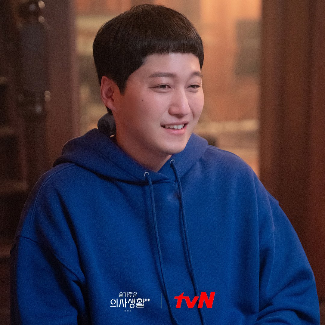 CJnDrama's tweet photo. 흑역사 배틀 중😂
그저 귀여운 99즈의 그땐 그랬지😂😂

7/29 [목] 밤 9시 <슬기로운 의사생활 시즌2: 하드털이> 
8/5 [목] 밤 9시 <슬기로운 의사생활 시즌2> 7화 본방송
#슬기로운의사생활시즌2
#hospitalplaylist2 #tvN #목요스페셜 
#조정석 #유연석 #정경호 #김대명 #전미도 https://t.co/ypAcjAtRqj