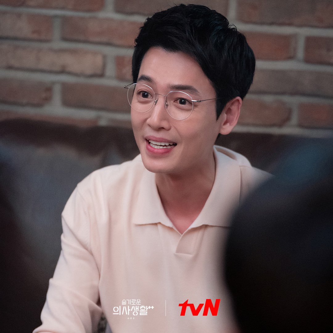 CJnDrama's tweet photo. 흑역사 배틀 중😂
그저 귀여운 99즈의 그땐 그랬지😂😂

7/29 [목] 밤 9시 <슬기로운 의사생활 시즌2: 하드털이> 
8/5 [목] 밤 9시 <슬기로운 의사생활 시즌2> 7화 본방송
#슬기로운의사생활시즌2
#hospitalplaylist2 #tvN #목요스페셜 
#조정석 #유연석 #정경호 #김대명 #전미도 https://t.co/ypAcjAtRqj