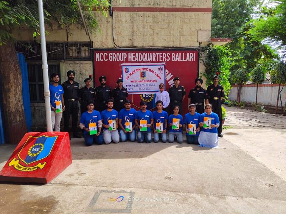 dcseLEAD's tweet photo. LEADers from RYMEC college Bellary visited NCC head quarters to express #gratitude to the #Soldiers, NCC commanders, cadets & gifted them handmade greeting cards. This initiative was taken up on the occasion of #KargilVijayDiwas
#dflead #dfindia #KargilVijayDiwas2021 #Kargil https://t.co/cM2UaJQg7h
