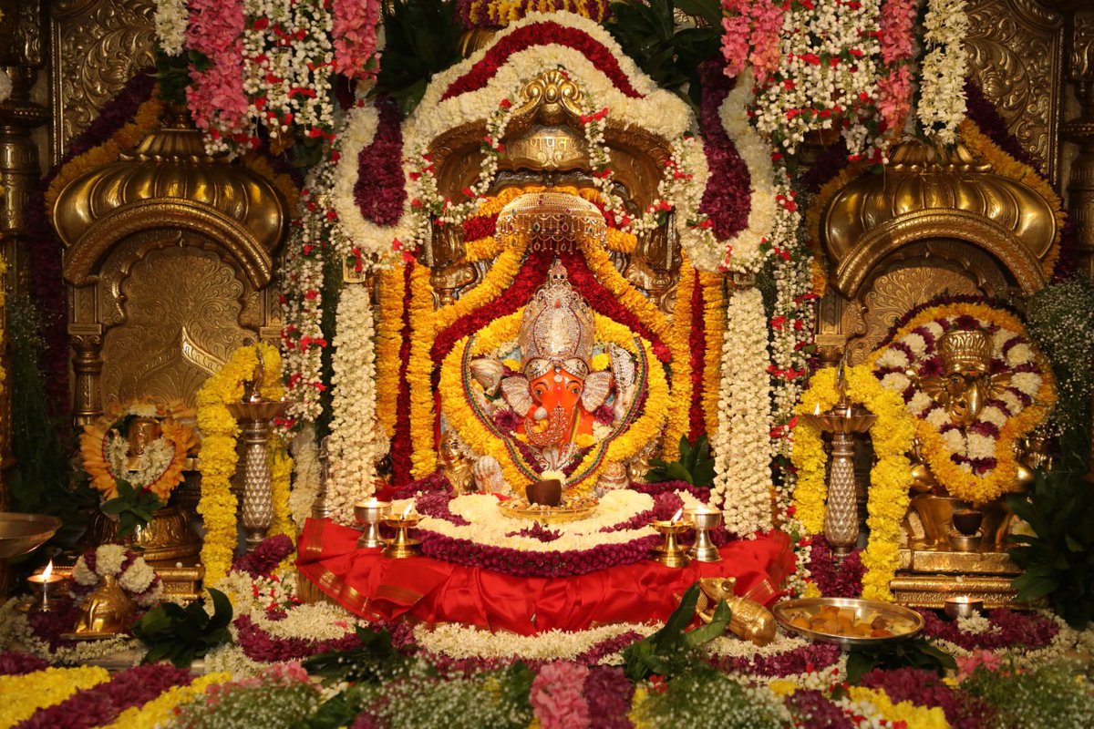 SrBachchan's tweet photo. T 3979 - 
Shri Siddhivinayak Temple
@SVTMumbai

अंगारकी संकष्टी चतुर्थी २७/०७/२०२१ https://t.co/xCBLjmIKPl