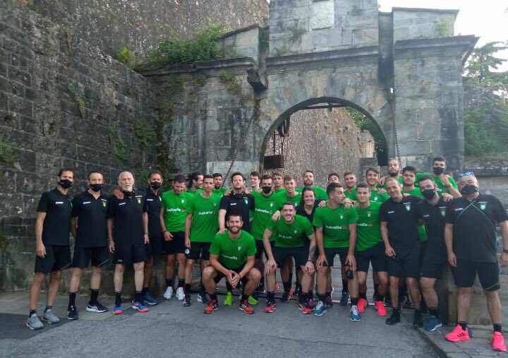 AnaitasunaBM's tweet photo. La pretemporada.
Ya sabe, ese momento duro, de caña física… Hasta que @EMunaiz dice que el primer día ni gimnasio, ni pista, ni carrera… 
La sesión número 1 es… ¡PASEO!
Disfrutar de Pamplona y sus calles, eso también es pretemporada.
#GoraAnaita 💚 @Helvetia_ES https://t.co/kru1oTODdf