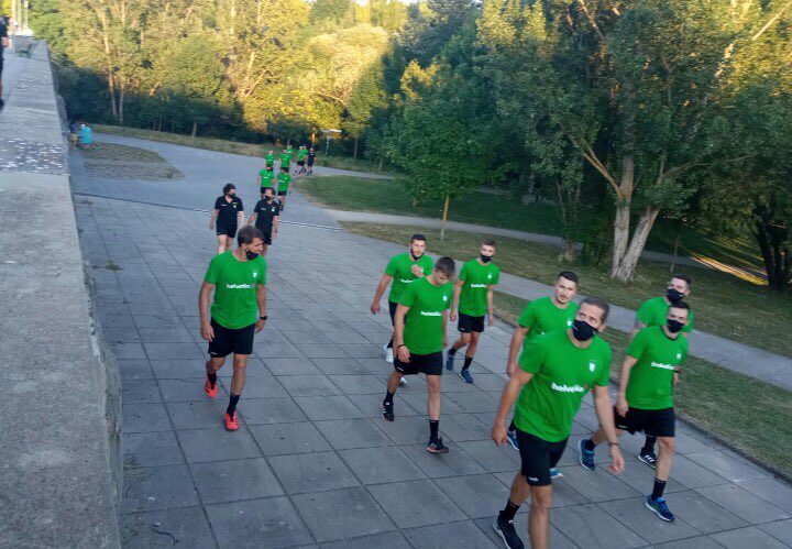 AnaitasunaBM's tweet photo. La pretemporada.
Ya sabe, ese momento duro, de caña física… Hasta que @EMunaiz dice que el primer día ni gimnasio, ni pista, ni carrera… 
La sesión número 1 es… ¡PASEO!
Disfrutar de Pamplona y sus calles, eso también es pretemporada.
#GoraAnaita 💚 @Helvetia_ES https://t.co/kru1oTODdf
