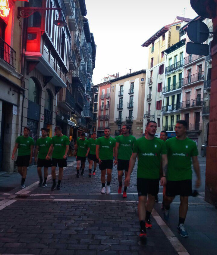 AnaitasunaBM's tweet photo. La pretemporada.
Ya sabe, ese momento duro, de caña física… Hasta que @EMunaiz dice que el primer día ni gimnasio, ni pista, ni carrera… 
La sesión número 1 es… ¡PASEO!
Disfrutar de Pamplona y sus calles, eso también es pretemporada.
#GoraAnaita 💚 @Helvetia_ES https://t.co/kru1oTODdf