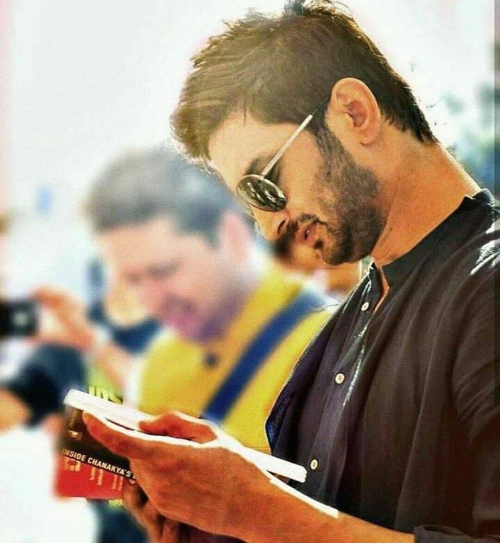 What a lovely click <a href="/litofest/">LitOFest</a> 2017 he is reading The Chankya guru’s book by our very own <a href="/rchanakyapillai/">Dr. Radhakrishnan Pillai 🇮🇳</a> one of his fav from d list.What a precious life brutally taken away <a href="/MeNarayanRane/">Narayan Rane</a> u shud make sure all those statements u back up by ur action. CBI Start Arrests In SSR Case