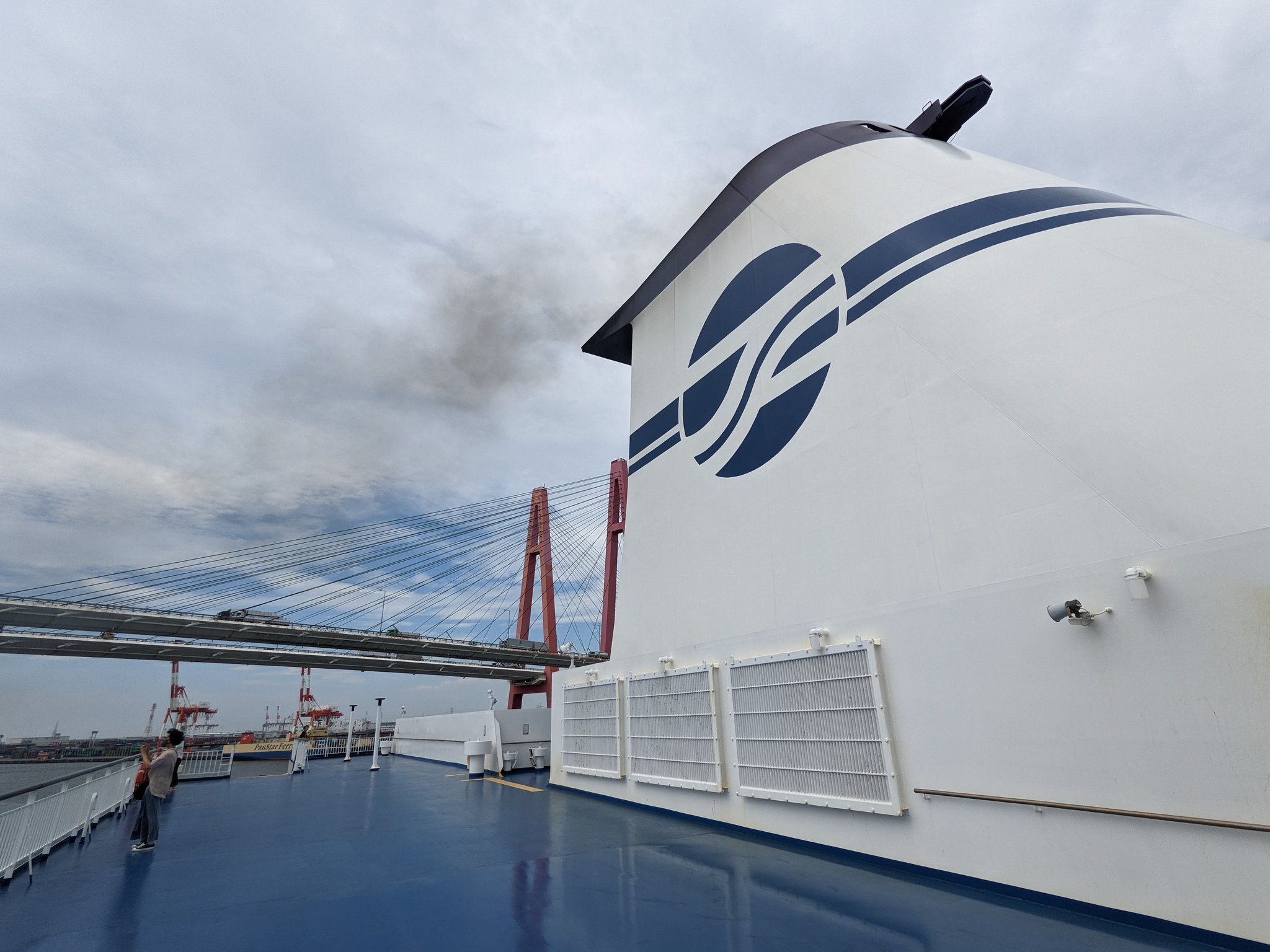 湯彩 名港トリトン 名古屋港を横断する伊勢湾岸道の橋 太平洋フェリーは名港西大橋の下を潜っていった ファンネルは桁スレスレだった T Co O4llq0viuc Twitter