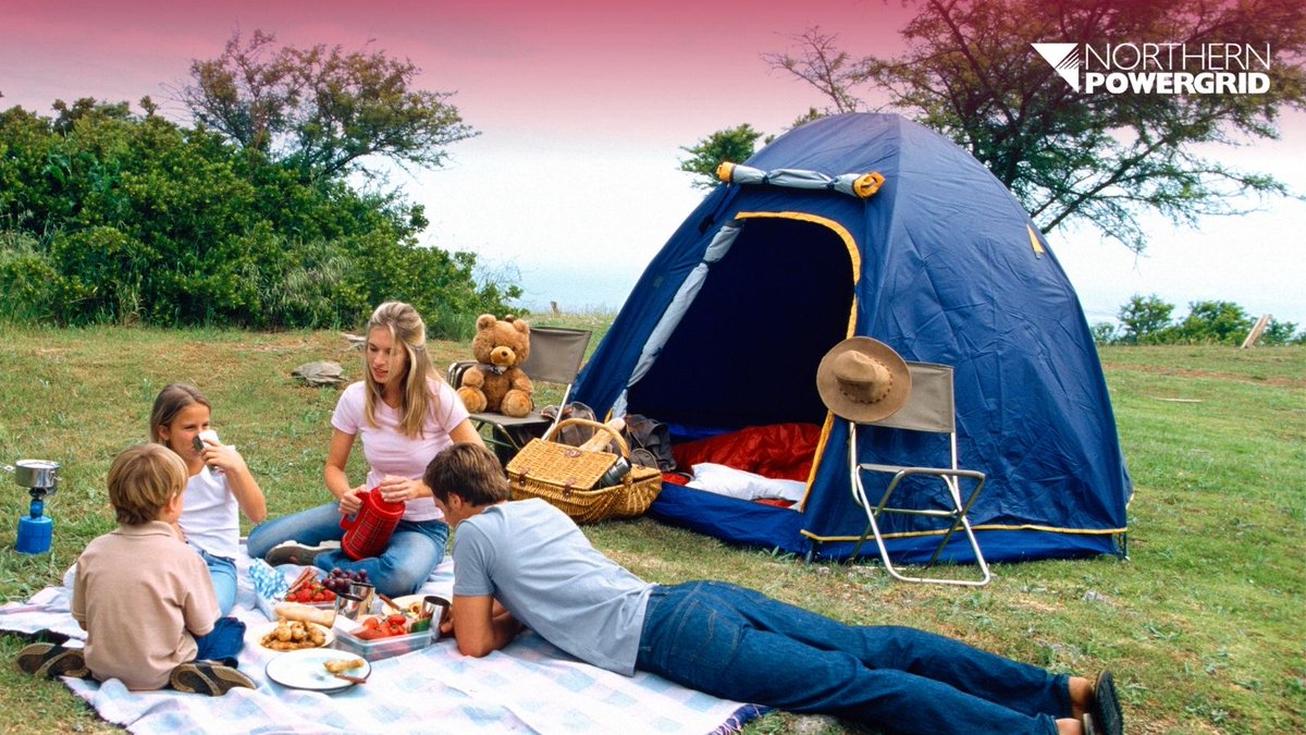 Кемпинг. Палаточный лагерь ночью костер зимой. Пикник на природе. Going camping. Человек и природа.