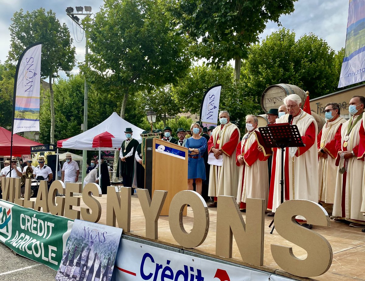 VigneronsNyons1's tweet photo. Dimanche 25 juillet a eu lieu le lancement officiel de l’appellation Côtes du Rhône Villages Nyons https://t.co/Y8wjbPFg7q