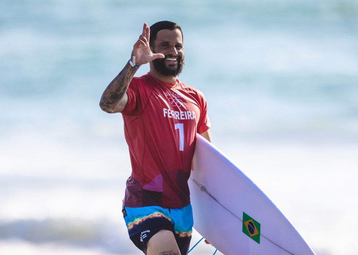 Pesgrau's tweet photo. O OURO CHEGOU, É OURO PARA O BRASIL 🥇🇧🇷

Ítalo Ferreira vence o Japonês na final do surf! 🇧🇷 https://t.co/Q5VndAjWOL