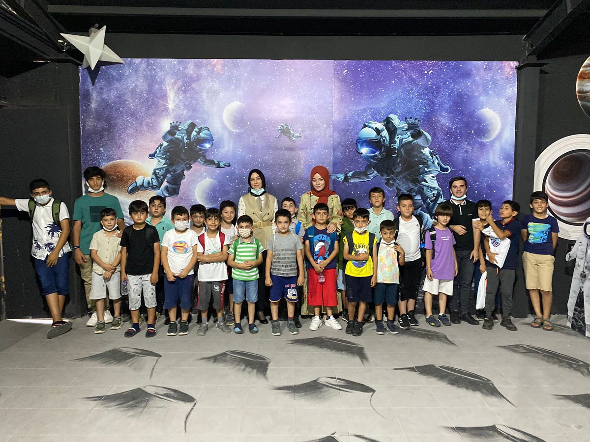Yaz Okulu öğrencilerimiz eğlenirken öğrenmeye devam ediyorlar. Öğrencilerimiz Uzay Gözlemevi’ni (Planetaryum) ziyaret ettiler. Gök cisimlerini ve uzay hareketlerini birebir gözlemleyerek astronomi ile ilgili inceleme yaptılar. 🪐 💫