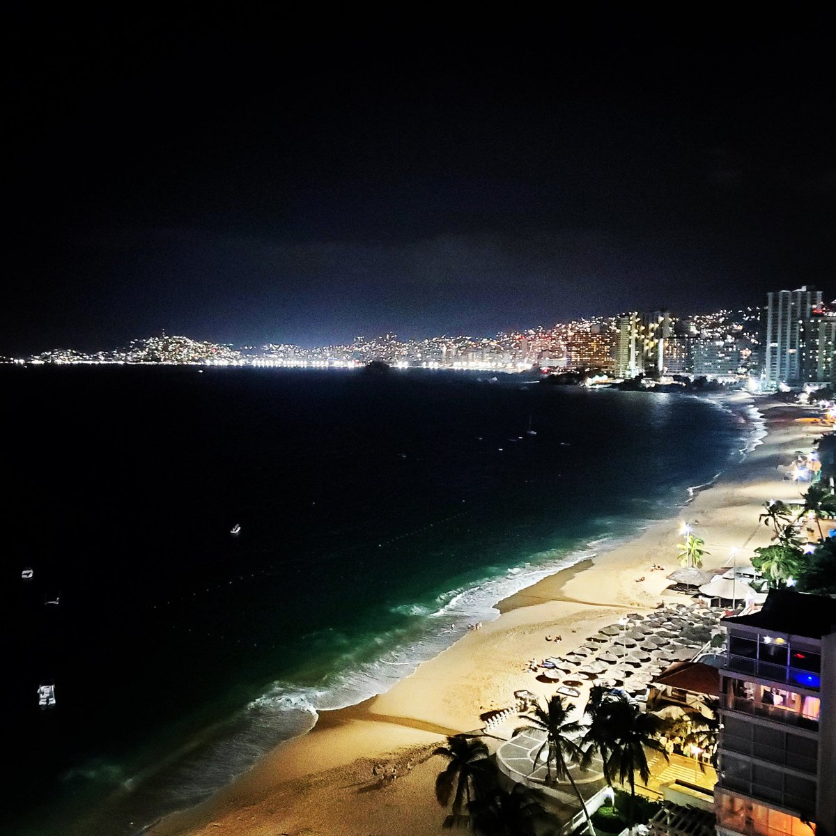 Picscels's tweet photo. La Costera, Acapulco Guerrero 

#night #costera https://t.co/4JAfleF0QR