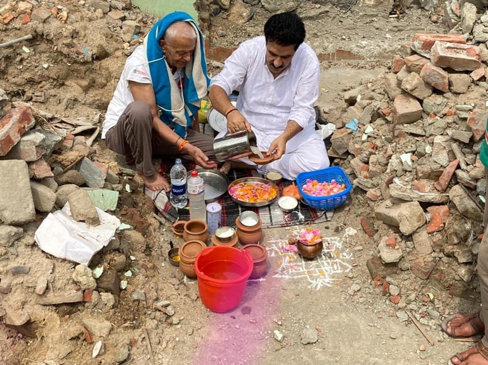 yaserjilani's tweet photo. 370 के खात्मे की तस्वीर अब दिखने लगी कश्मीरी पंडित भाई ने परिवार के साथ अपने घर की नींव रखी, प्रभु पूजा भक्ति और हवन किया, इस हवन के मंत्रों का उच्चारण पूरी कश्मीर वादियों में गूंजा ।

सभी कश्मीर हिन्दू परिवार का कश्मीर की जनता स्वागत हेतु इंतजार कर रही हैं ।
जय श्रीराम । https://t.co/EU8p6tDsV2