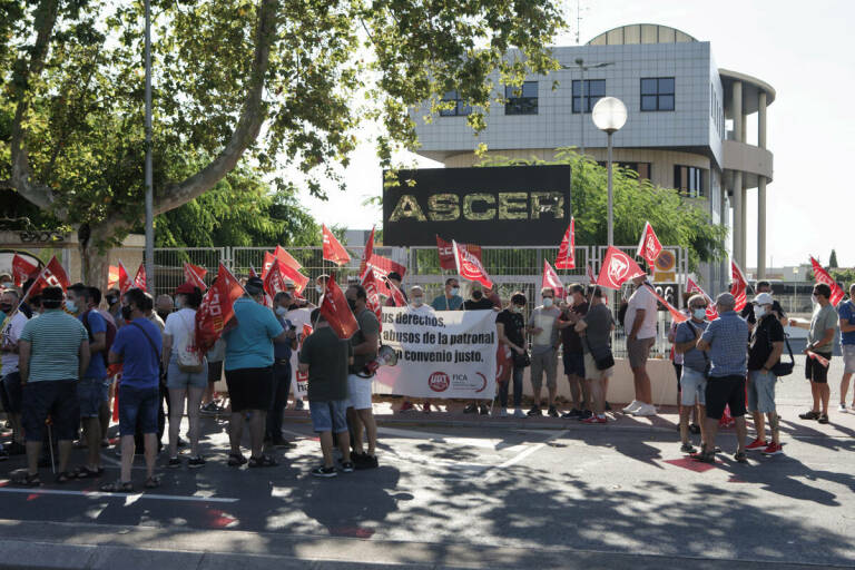 ccoopv's tweet photo. Els sindicats i la patronal ceràmica Ascer rubriquen el seu conveni col·lectiu que comportarà un #AugmentSalarial del 2,7 % per a tot enguany, així com el manteniment de la jornada laboral anual en les 1.776 hores actuals. https://t.co/euRPZPogdB via @valenciaplaza https://t.co/GL0G82wV9Z
