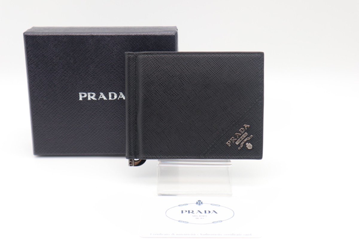 bicm_official's tweet photo. ●本日の入荷情報
【ブランド】PRADA
【商品名】ロゴプレート カーフレザー 二つ折りマネークリップ 
【ランク】S
【店頭価格】￥33,000-

20000円〜40000円代の商品にも力を入れています😌✨✨

良かったら、覗いてみてくださいね💁🏻
　　
🔻楽天市場 オンラインストア
https://t.co/10W152QCFv https://t.co/CucvPIGxcN