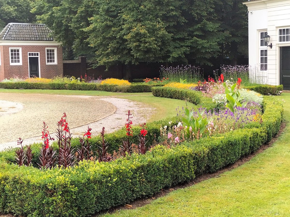Veel mensen genieten van vakantie, maar de natuur groeit en bloeit lekker door. Dat is te zien aan dit gekleurde plantvak op Buitenplaats Beeckestijn. #onderhoud #groen #kleur