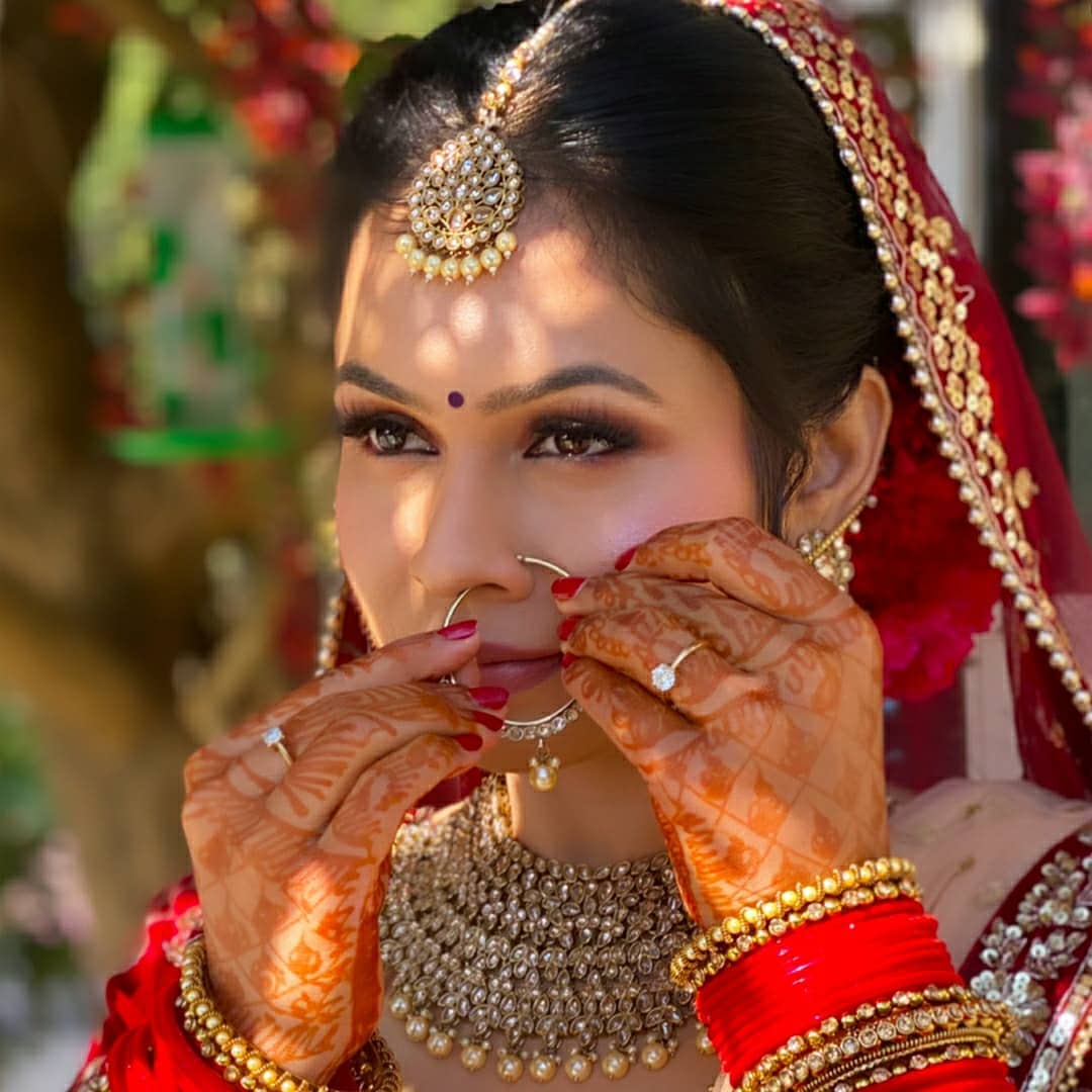 Gave our bride a soft dewy look with complimenting rosy lips and soft blush cheeks captured with finesse❣️✨ sohnijuneja.com