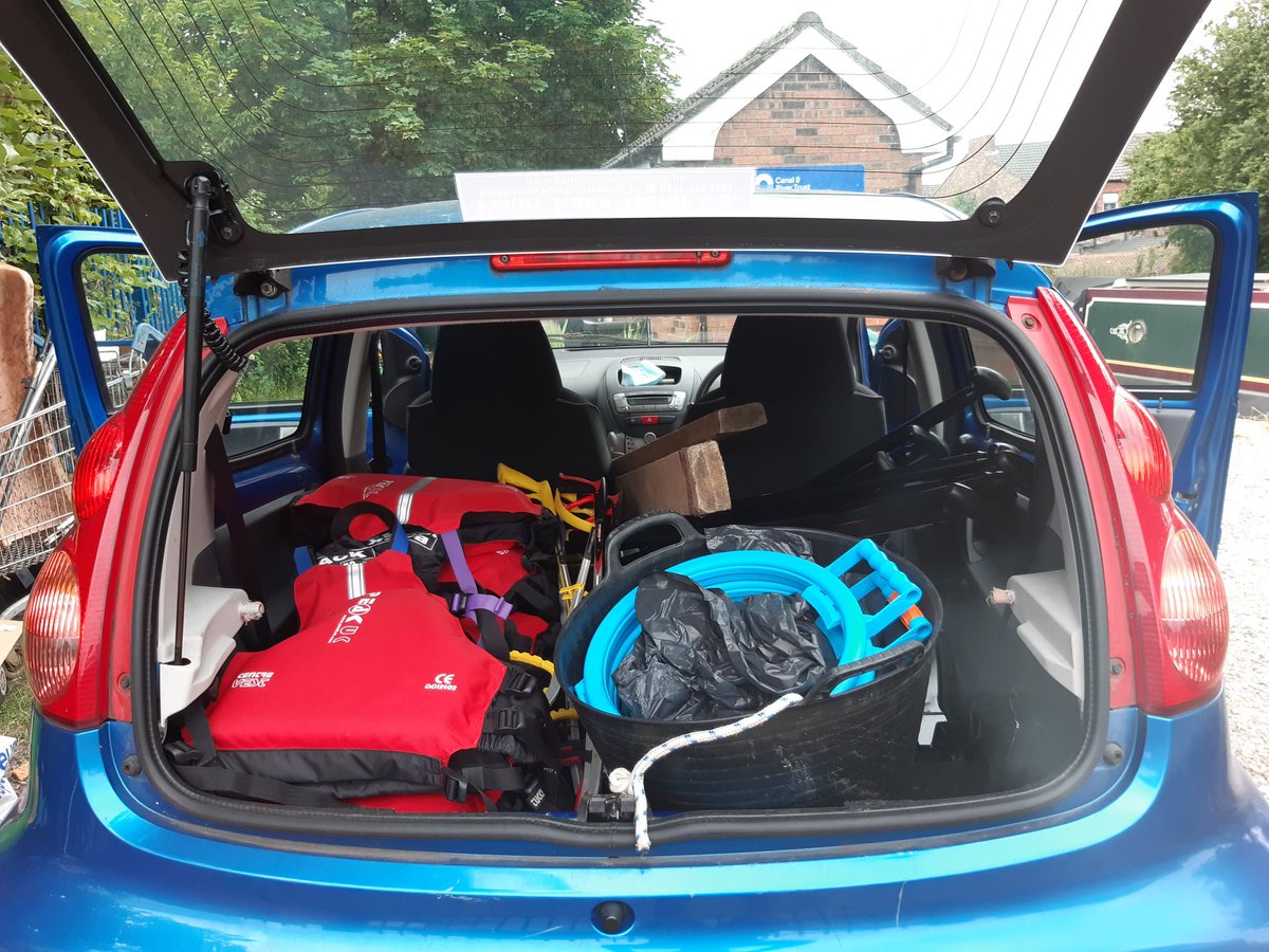 How much canoe kit can you fit in a Peugeot 107? 
Answer: lots! 
1 hour to go until the first session of @fordlanegarden Canoe Club! 

#lifesbetterbywater #shepaddles #rainwontstopus 
@CRTNorthWest @B4Biodiversity