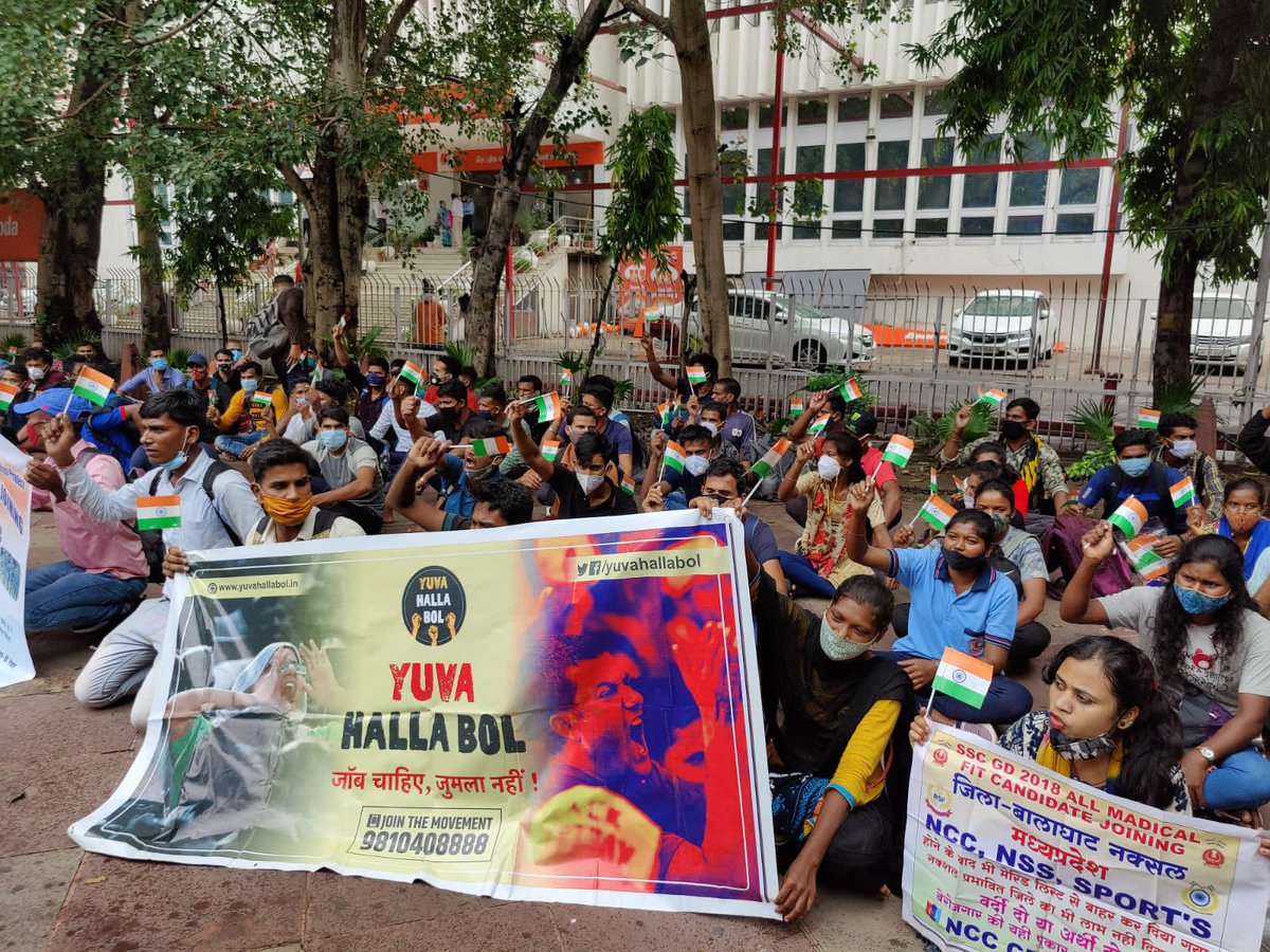 journo_jitendra's tweet photo. #SSCGD2018 के हजारों आवेदक #CAPF में नियुक्ति पत्र पाने के लिए भटक रहे हैं। हजारों किलोमीटर दूर से जंतर मंतर पर आए हैं। @yuvahallabol के जरिए अपनी बात केंद्र सरकार तक पहुंचाना चाहते हैं। ये आवेदक लिखित, शारीरिक व मेडिकल परीक्षा पास कर चुके हैं। CAPF में पर्याप्त वैकेंसी भी हैं। https://t.co/5DRth1tuZQ