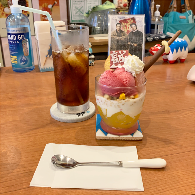 吉祥寺図書館での児童向けイラスト教室終了。展示コーナーの絵も増やしていただいててありがたかったです(撮影許可いただきました)。レジュメは前回から2枚追加しましたが、かえって冗長だったかも。
帰途自分への褒美としてカフェだんだら(@dandara20180105) さんで「もえけんパフェ」を食べました。 
