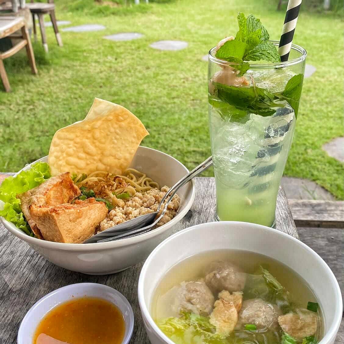 Setelah observasi 24 jam, memberanikan diri buka lg warung dgn prokes lebih ketat dr kostumnya superhero. Untung jualan Mie Yamin Bandung, Siomay &amp; Batagor jd bisa lah masuk timeframe 20 menit asalkan doa sebelum makannya bkn Yasin. Yg di Bali yo merapat! #KebunSenjakala Dewi Sri