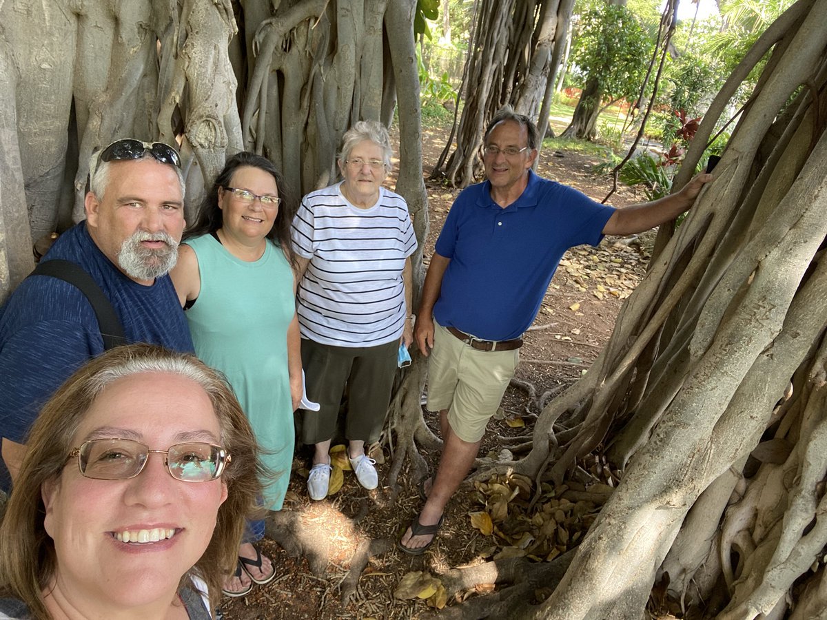 RachelleLove25's tweet photo. Family bonding. No better place than in Hawaii! https://t.co/4Y92jr96B5