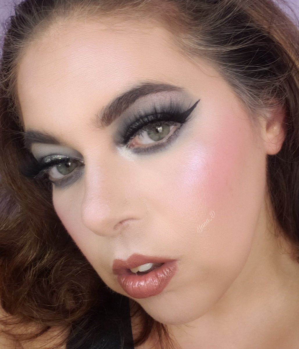 Llana_Damon's tweet photo. Glitter Emo🖤
@UomaBeauty Flawless IRL foundation 
@StarGemCosmetix concealer &amp; Bone Daddy highlight
@KimchiChic Tawny contour, Peachy blush, &amp; Pink Shimmer GOG
@CxcBeauty bronzer
@OFRACosmetics Black Friday palette, Verona lip, &amp; Smooth Flexi Stick
@Msgisselle1 liner &amp; lash https://t.co/EIeA95KeMk