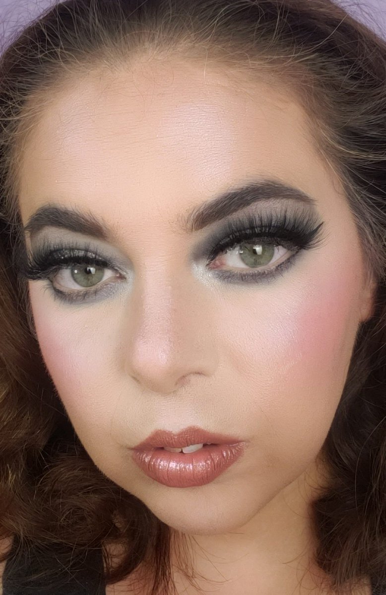 Llana_Damon's tweet photo. Glitter Emo🖤
@UomaBeauty Flawless IRL foundation 
@StarGemCosmetix concealer &amp; Bone Daddy highlight
@KimchiChic Tawny contour, Peachy blush, &amp; Pink Shimmer GOG
@CxcBeauty bronzer
@OFRACosmetics Black Friday palette, Verona lip, &amp; Smooth Flexi Stick
@Msgisselle1 liner &amp; lash https://t.co/EIeA95KeMk