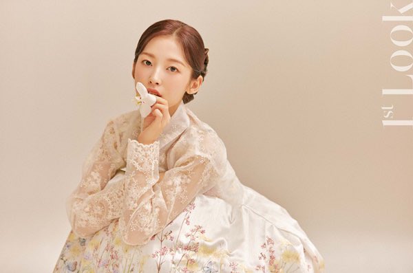 baesuzytr's tweet photo. |270721| Oh My Girl'den Arin, "1st Look" dergisinin 10. yıl dönümünü kutlamak amacıyla Suzy'nin efsanevi hanbok çekimini yeniden yorumlamış.

CJENM, efsanevi çekimleri yeniden yorumlamak adına bir proje yapmış. Arin de Suzy'nin çekimini yorumlamış. 💖💙💟

cr. suzycontents

#Suzy https://t.co/GyCzQ7LYAb