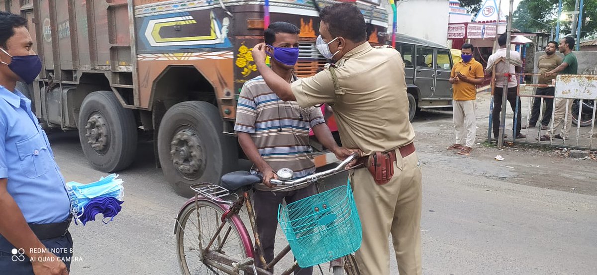 IslampurD's tweet photo. Distribution of masks and sanitizers by the traffic units of Islampur and Dalkhola #Mask_up https://t.co/7LZsOBtFCn
