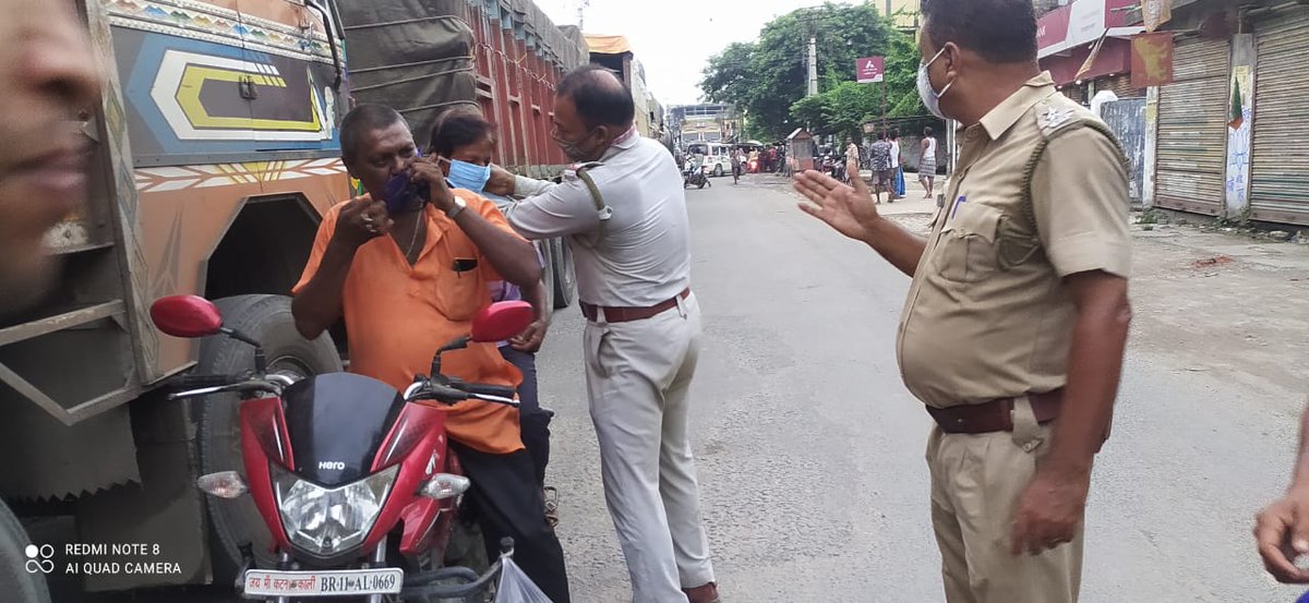 IslampurD's tweet photo. Distribution of masks and sanitizers by the traffic units of Islampur and Dalkhola #Mask_up https://t.co/7LZsOBtFCn