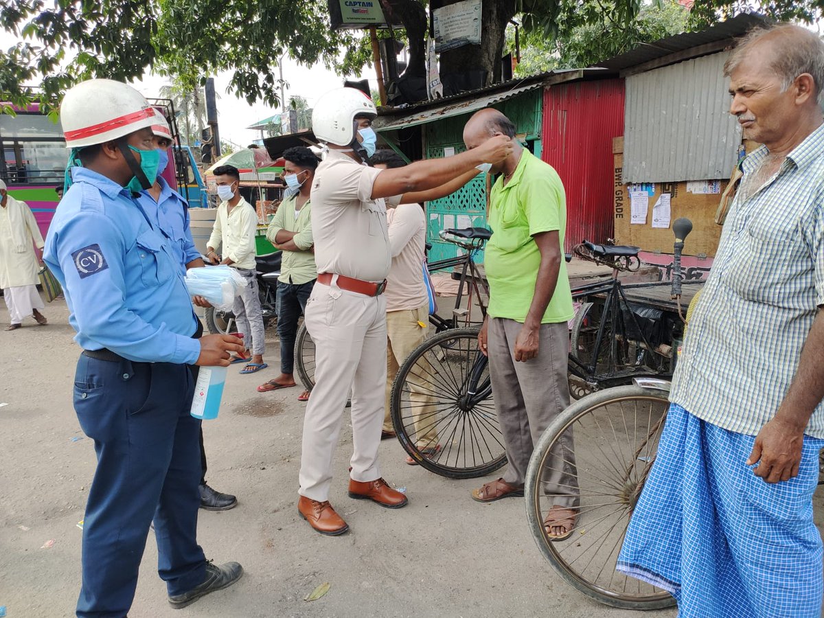 IslampurD's tweet photo. Distribution of masks and sanitizers by the traffic units of Islampur and Dalkhola #Mask_up https://t.co/7LZsOBtFCn