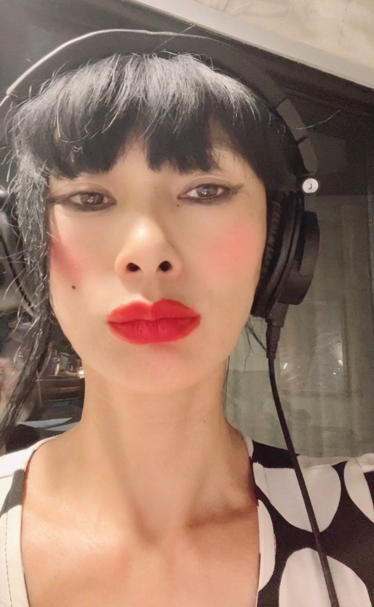 RealBaiLing's tweet photo. 6 pics of Me today working doing #adr in #hollywoodstudios for my #newfilm #patsylee ,I play such a magic powerful character, she is a #king of one of the #kingdoms in a magic land. very #funny a #fantacy #kidsmovie https://t.co/2wgczIIMR4 #bailing #bailingmovie #白灵 #白灵电影 https://t.co/lg9GOCwTBX