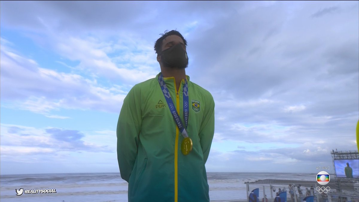 tracklist's tweet photo. ELE E ELA! Ítalo Ferreira, o primeiro campeão olímpico do surfe, e a primeira medalha de #Ouro do Brasil em #Tokyo2020 https://t.co/gYGKhCU8xx