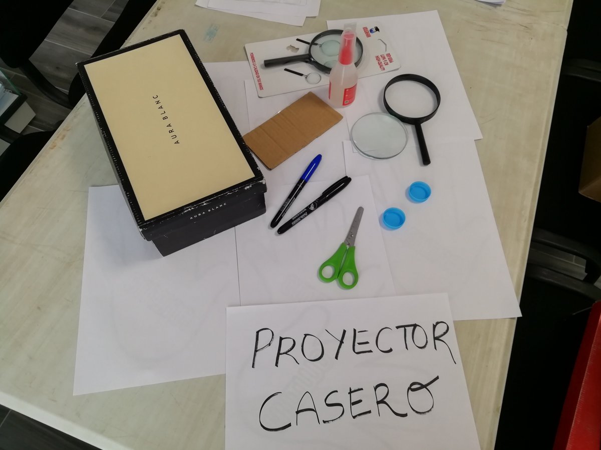 JubriqueVuela's tweet photo. Continuamos con los talleres de verano en el @CGJubrique con la construcción de un proyector casero
#creatividad #Creapeques #veranodigital #jubrique
@RedGuadalinfo @Manuel_DT https://t.co/ChVYuWXg35
