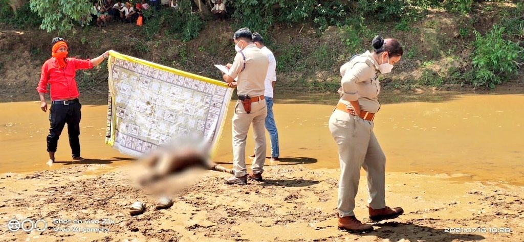 मध्यप्रदेश के सीधी में निर्भया से भी ज्यादा वीभत्स गैंगरेप की वारदात 

महिला का दुष्कर्म कर,हाथ पैर काटे गुप्तांग में पत्थर भरे,जलाकर सोन नदी में फेंक दिया.

आख़िर कब तक बेटियों के साथ ऐसी दरिंदगी ?