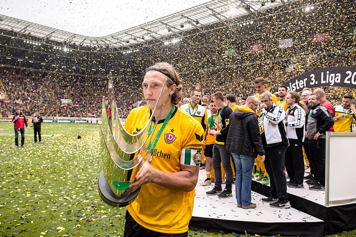 DynamoDresden's tweet photo. „Das war ein absoluter Gamechanger“ - In einem emotionalen Interview erklärt @michaelhefele die Beweggründe seines Karriereendes und blickt noch einmal auf seine großartige Zeit als Fußballer bei der SGD, aber auch auf der Insel zurück. 🏆🦁 👉 https://t.co/6IfLwMlbqD #sgd1953 https://t.co/FaUYGrfApP