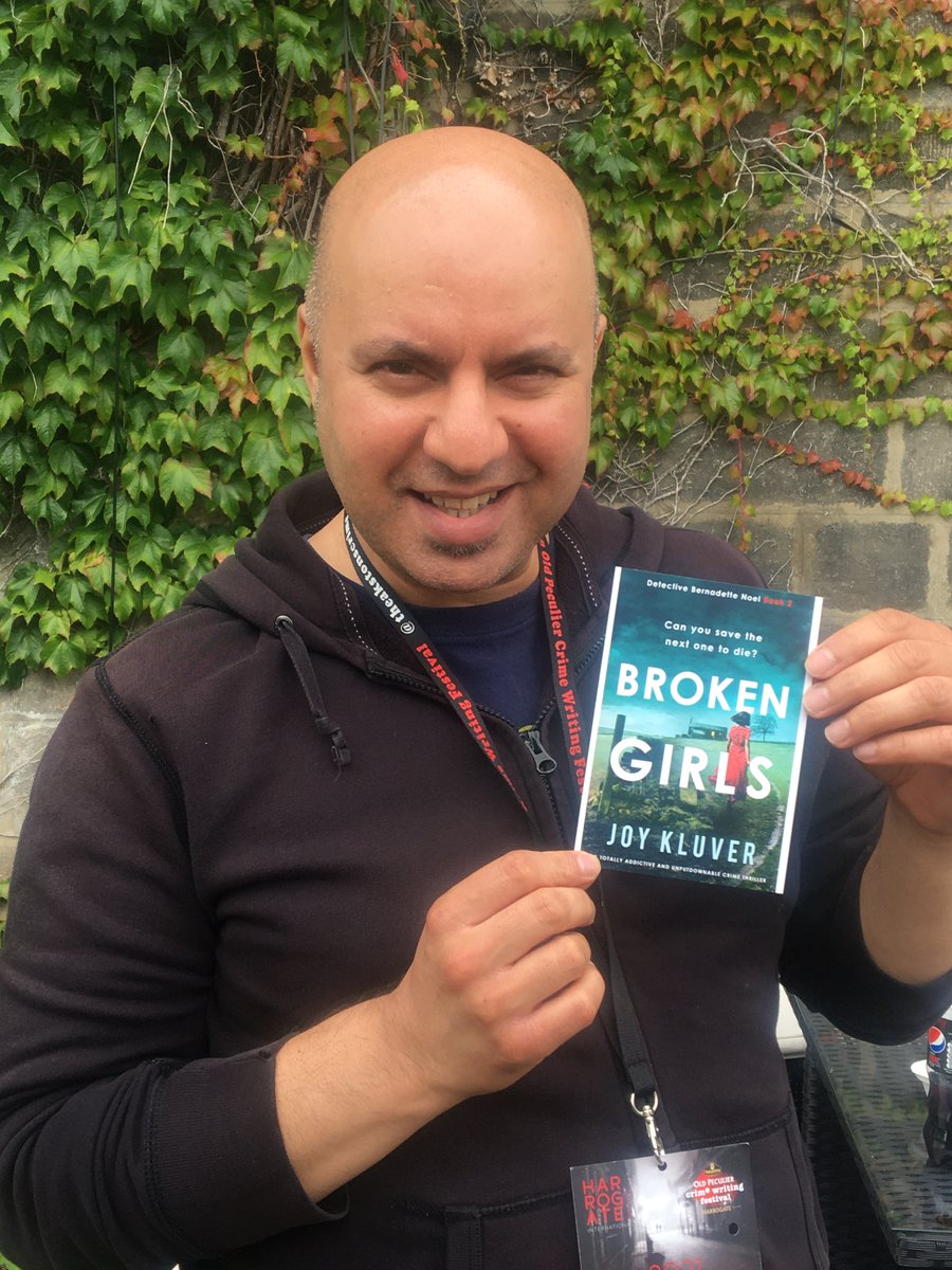 JoyKluver's tweet photo. My first victim, sorry, willing author to pose for a photo was @ameranwar author of #StoneColdTrouble. Thanks Amer! @bookouture https://t.co/B8VKOrI182