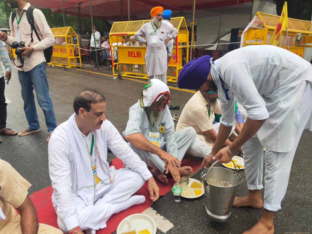 kisanektamorcha's tweet photo. 'Langar' served at Farmers' Parliament, Day 4!! 

#8MonthsOfFarmersProtest https://t.co/kzmszI76WV