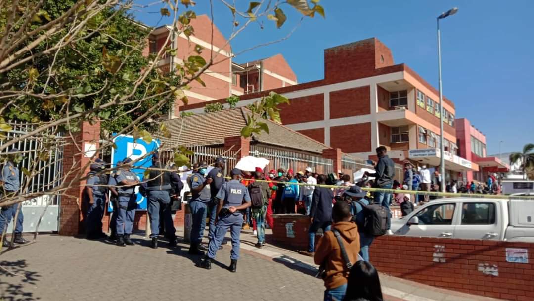 pekzar87's tweet photo. Indians from Phoenix in court today but no journalist allowed inside.But journalists were allowed on Ngizwe case..........I truly hate Ramaphosa and I will never vote for ANC again in my life💔💔💔💔💔 https://t.co/Hh0OLMv4jP