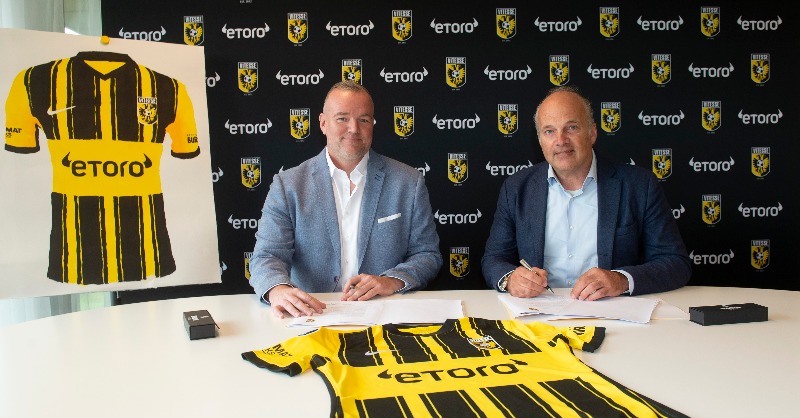 MijnVitesse's tweet photo. Met trots gepresenteerd: hoofdsponsor @eToroNL en nieuw tenue 🙌🏼 

#Vitesse