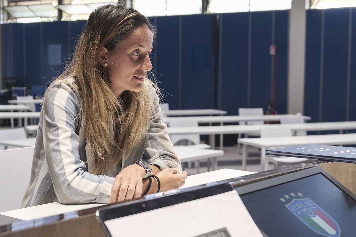 FIGC's tweet photo. Corso per #DirettoreSportivo:
ufficializzati i neodiplomati di #Coverciano.
Il migliore del corso è stato l'Italy #scouting supervisor della @juventusfc, Mattia #Notari. L'ex #azzurra Raffaella #Manieri ha vinto una borsa di studio per la migliore #tesi.

https://t.co/PFyrLYgnga https://t.co/MCNDPZ5hyM